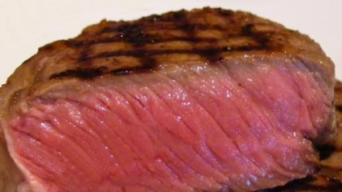 Gosta de comer carne crua? Veja quais são os riscos desse hábito