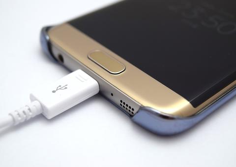 Jovem sofre queimadura no dedo após tomar choque com celular carregado na tomada 