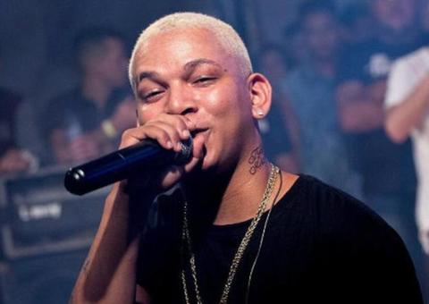  Aldair Playboy erra ‘mortal' durante apresentação e cai em cima do público