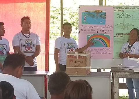 Universitários da UEA levam experimentos de física para comunidade Tikuna