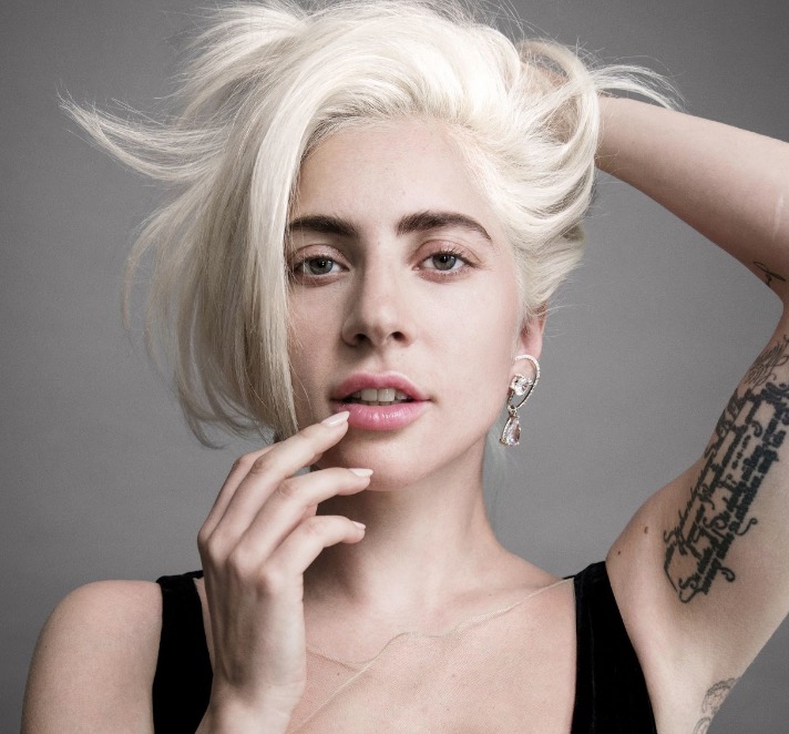 Após rumores com Bradley Cooper, Lady Gaga é vista aos beijos  com novo affair