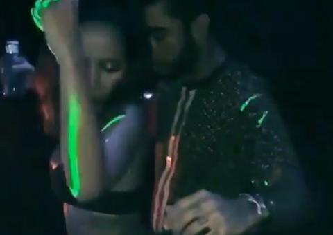 Anitta rebola e se esfrega em Pedro Scooby em festa em Ibiza