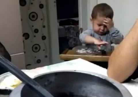  Vídeo: Bebê é flagrado comendo escondido durante oração da família