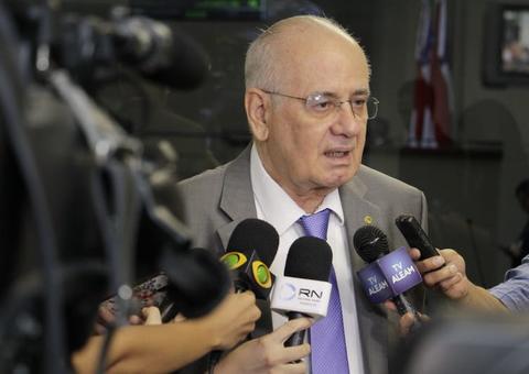 Deputado afirma que governo do Estado tem recursos para quitar 13º da Seduc