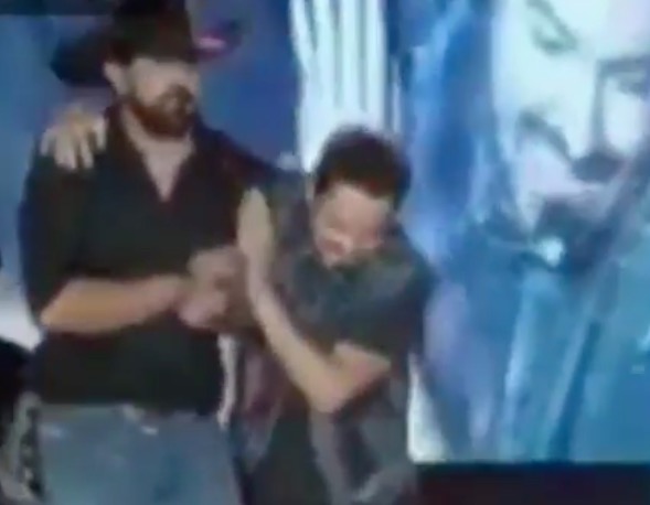 Após boatos de traição, Fernando confirma volta com Maiara durante show