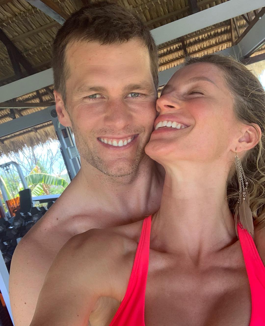 Gisele Bündchen homenageia Tom Brady e ele responde em português