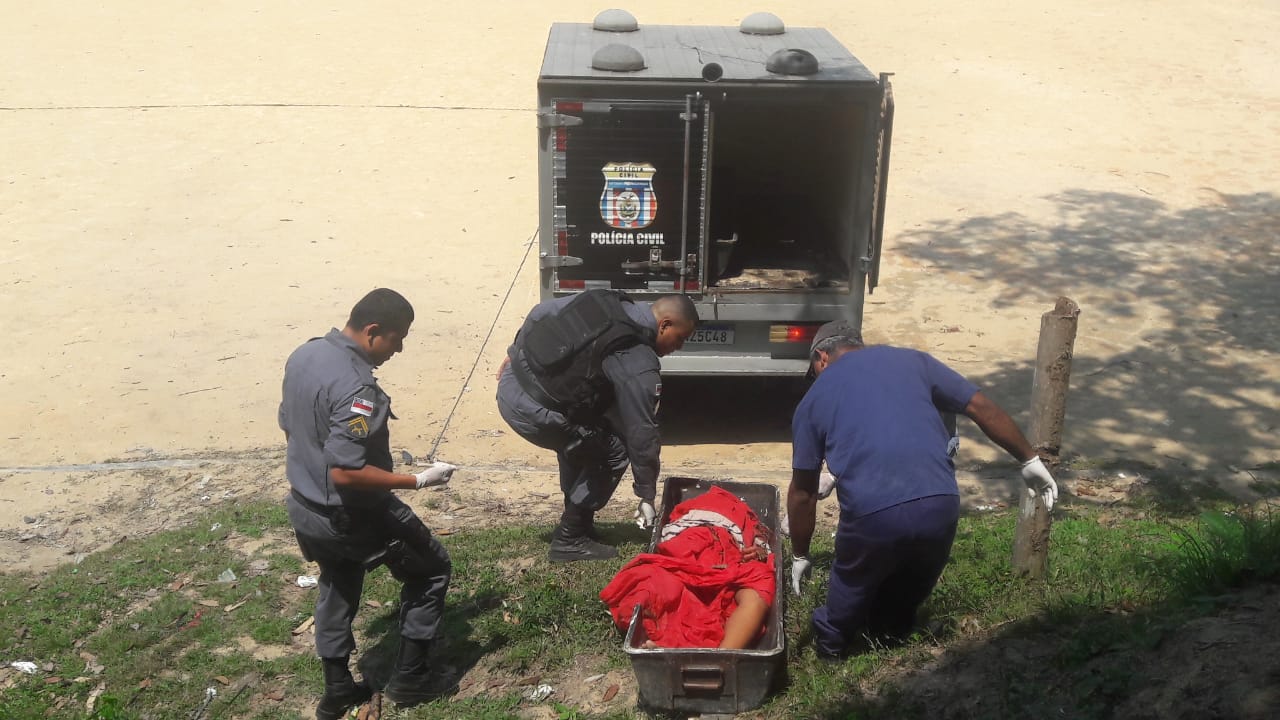 Em Manaus, mulher encontrada em matagal foi esfaqueada até a morte