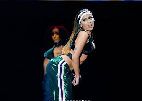 Anitta joga a real sobre aparência: 'Nariz de mentira, bunda de mentira` 