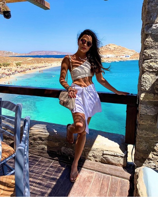 Ex-bbb Emilly ostenta em viagem para Grécia com namorado