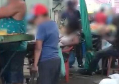 Vídeo flagra criança urinando em coletor de tucumã no centro de Manaus