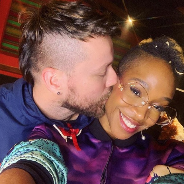 Karol Conka é criticada após assumir namoro com guitarrista branco