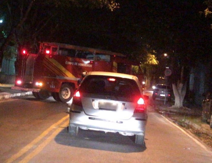 Populares tacam fogo em lixo e acionam bombeiros por incêndio descontrolado em Manaus