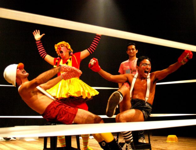 Sesc Amazônia das Artes apresenta espetáculo Boxe com Palhaçada no largo de São Sebastião