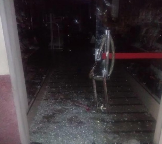 Em ataque de fúria, homem destrói porta de sapataria em Manaus