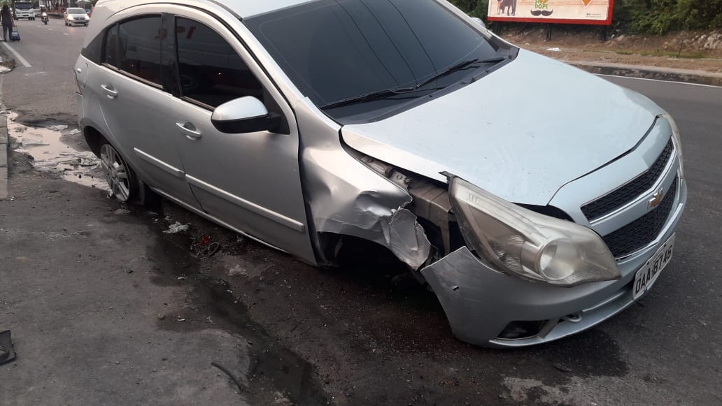 Homem bate carro ao sofrer ataque de epilepsia ao volante em Manaus