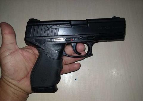 Adolescentes são apreendidos após roubarem ônibus com arma falsa em Manaus