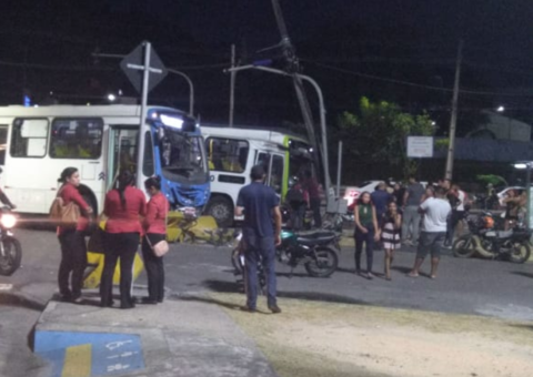 Grave colisão entre dois ônibus deixa motorista preso nas ferragens em Manaus 