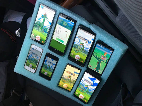 Polícia aborda motorista jogando Pokémon GO em oito celulares