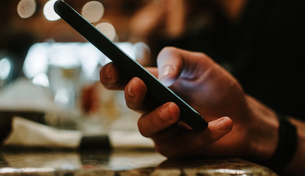 Internauta que compartilhar fotos íntimas pode indenizar vítima por dano moral ou material