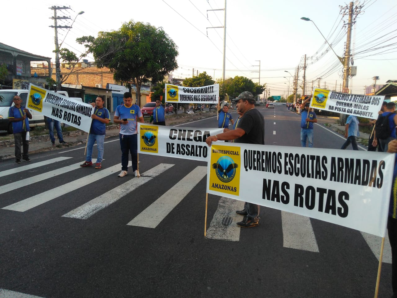 Após assaltos em série, motoristas de rota protestam por mais segurança em Manaus