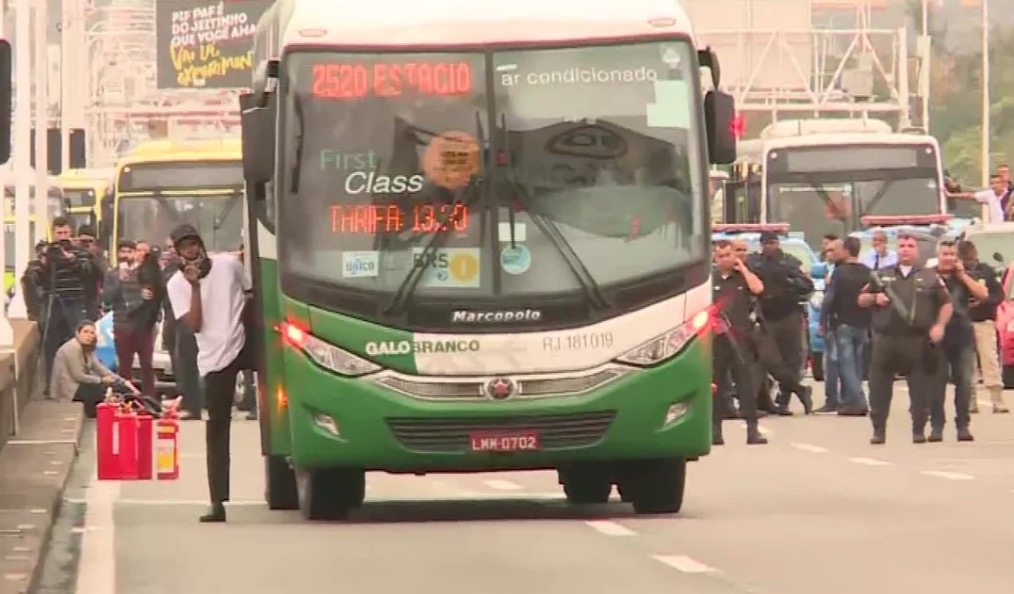 Homem que sequestrou ônibus na Ponte Rio-Niterói, diz que é policial militar