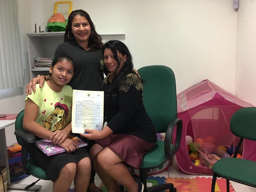 Menina é registrada aos 12 anos e realiza sonho de ir à escola em Manaus