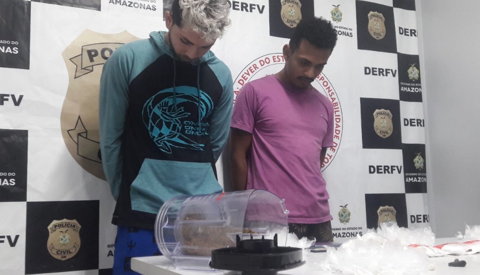 Dupla suspeita de roubos de veículos é presa com arma e drogas em Manaus