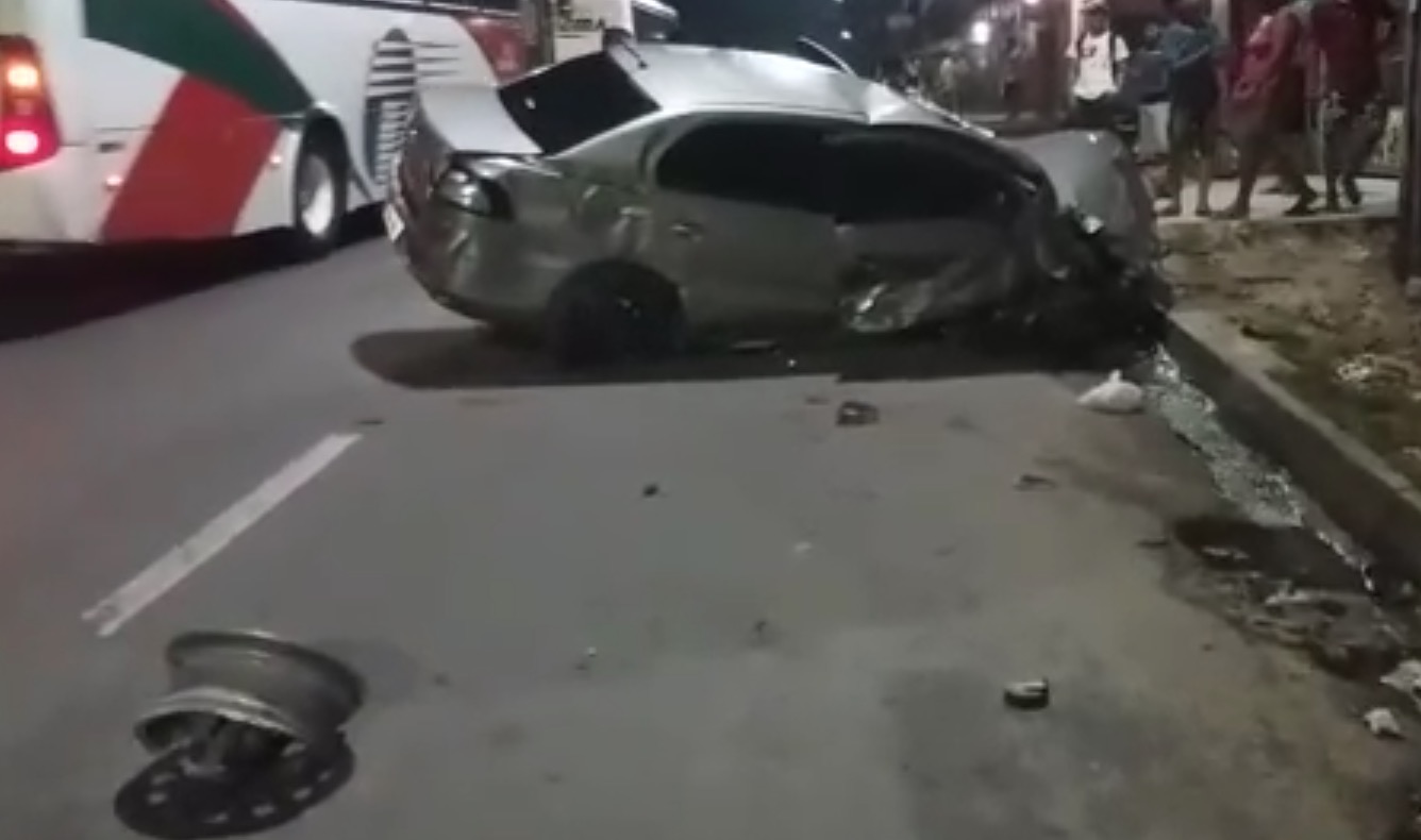 Roda de carro 'voa' e casal fica ferido em acidente grave em avenida de Manaus
