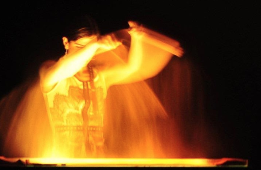 Artista francesa conta histórias ao criar desenhos na areia no palco do Teatro Amazonas