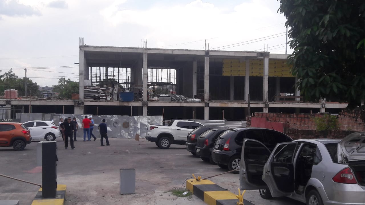 Trabalhador se desequilibra e cai do segundo andar de obra em Manaus 