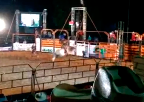 Vídeo mostra momento em que peão cai e é pisoteado por touro durante rodeio