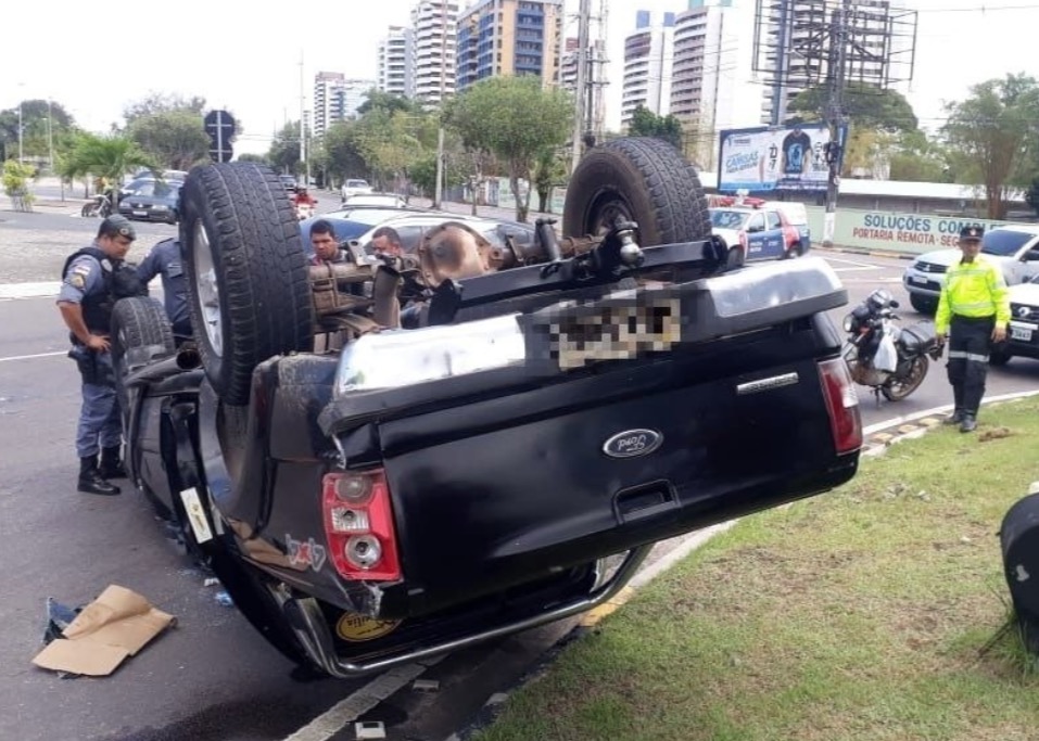 Mulher é levada às pressas para hospital após carro capotar em rotatória de Manaus