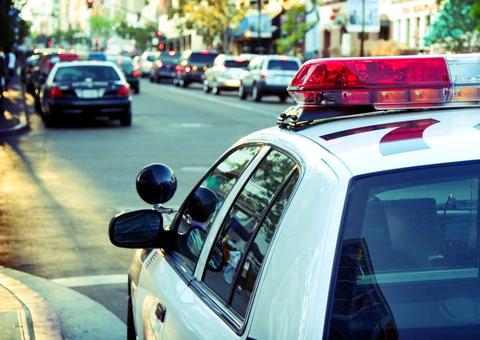 Mãe é condenada após torturar e obrigar filhas a comerem fezes de cachorro