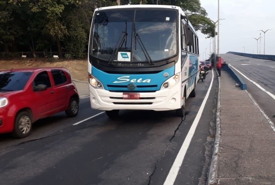 Micro-ônibus em pane mecânica gera caos em avenidas de Manaus
