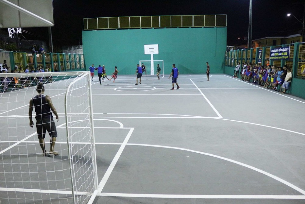 Quadra esportiva revitalizada é entregue em bairro de Manaus 
