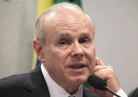 Livre da tornozeleira, Mantega entrega 13 passaportes à Lava Jato