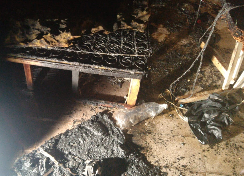 Aposentado é retirado às pressas de casa após vizinhos perceberem incêndio em Manaus