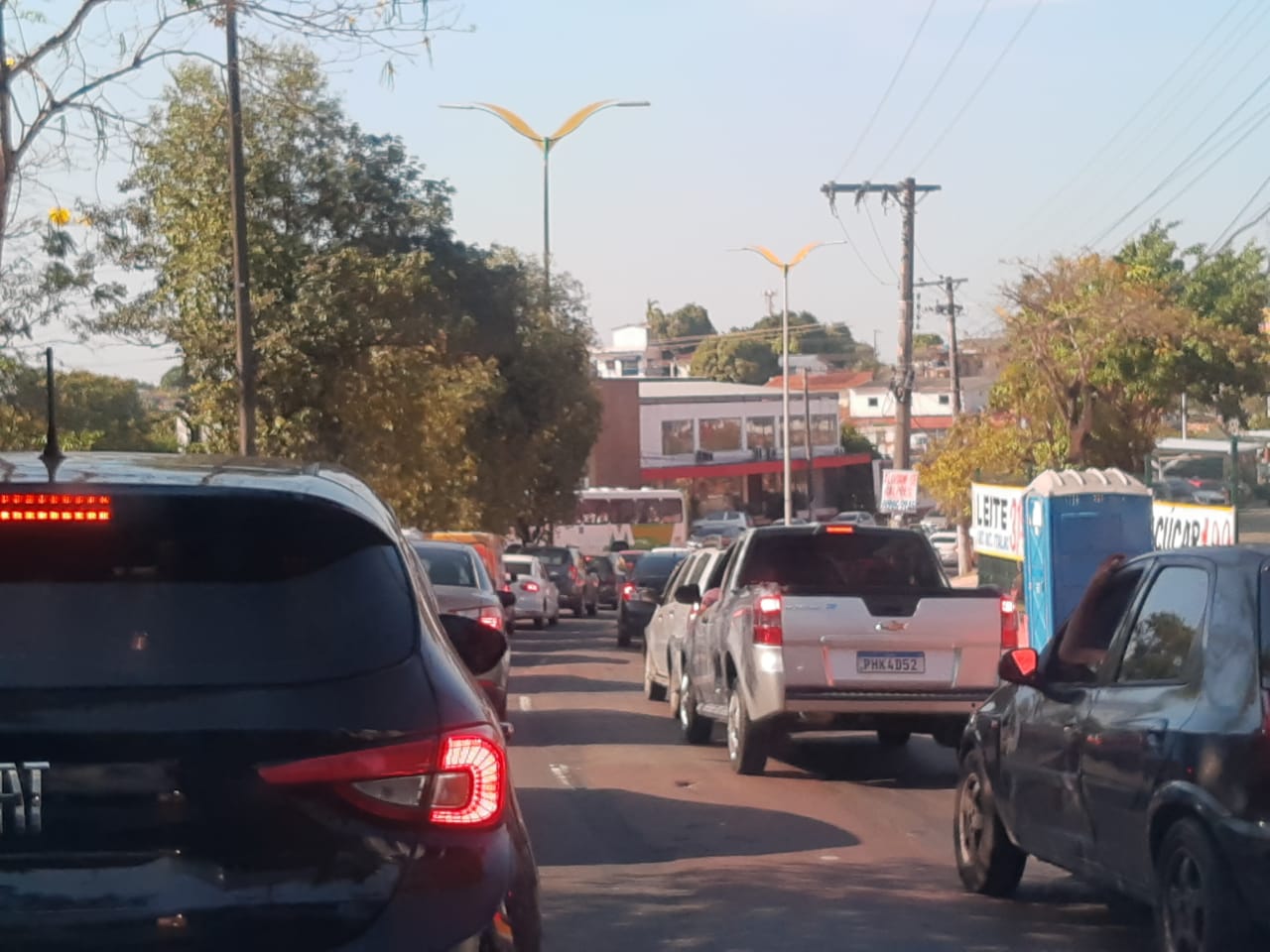 Congestionamento toma conta de avenida e deixa trânsito parado em Manaus