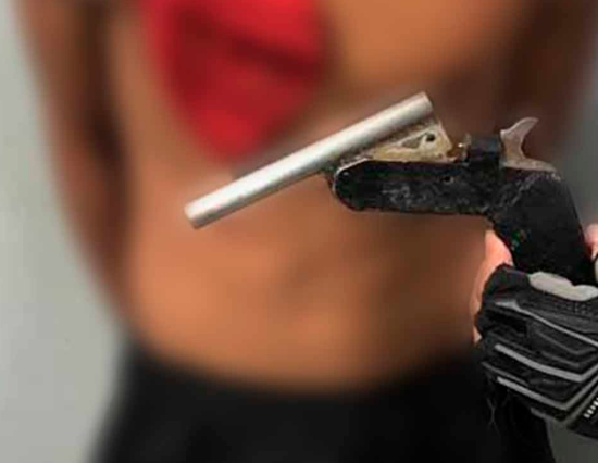 Em Manaus, homem é preso com arma em área de mata próximo ao Detran 