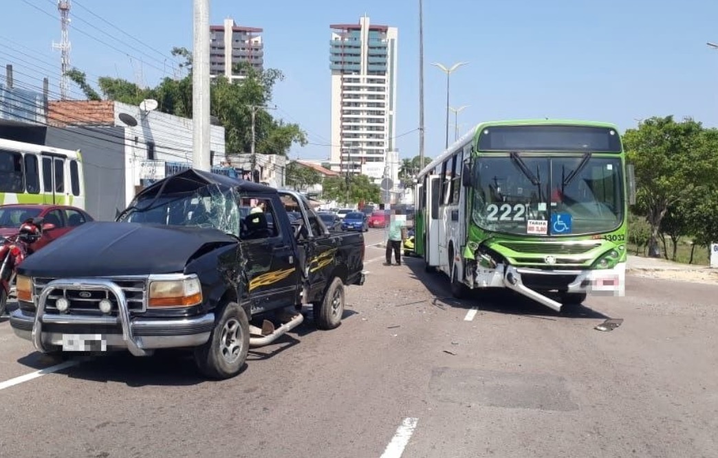 Colisão entre carro e ônibus deixa feridos em avenida de Manaus