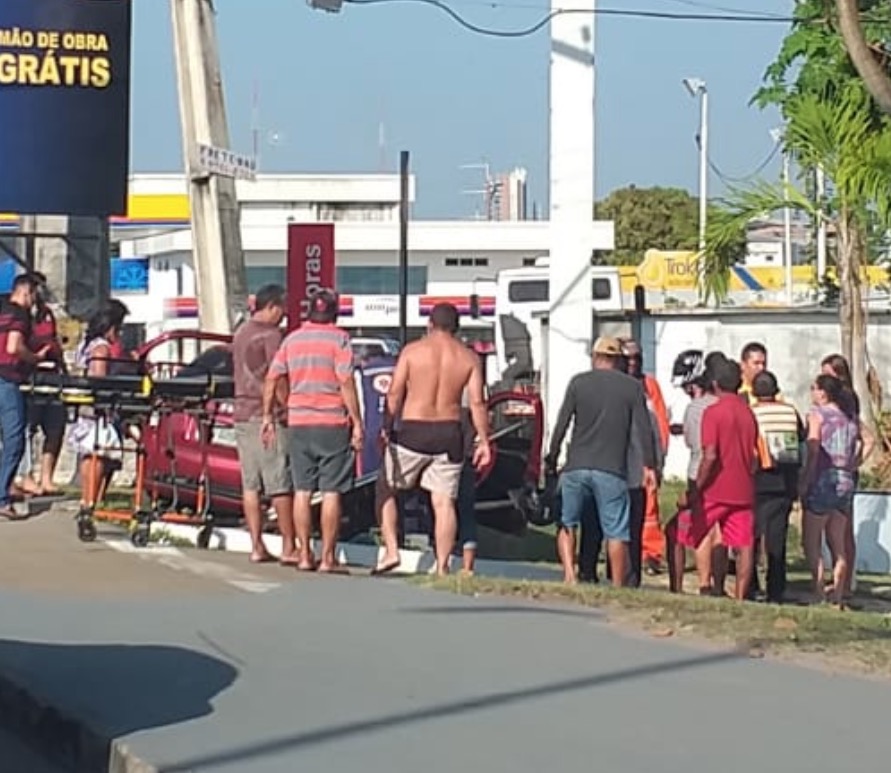 Criança e casal ficam feridos após carro se chocar contra poste em Manaus