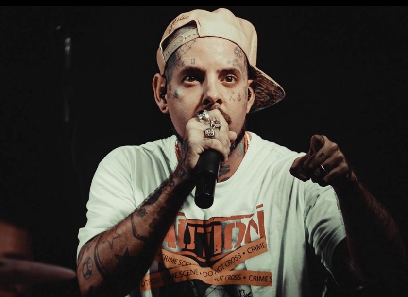 Vídeo: Tico Santa Cruz perde dente durante show em Manaus