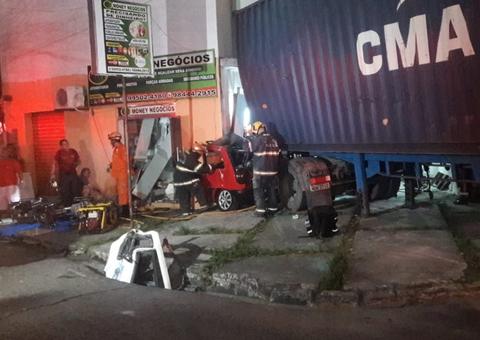 Vídeo: Quatro pessoas ficam feridas em grave acidente envolvendo carreta e carro em Manaus