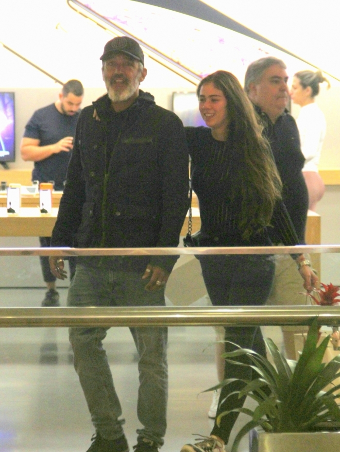 Após Paolla Oliveira, diretor Rogério Gomes assume namoro com novinha