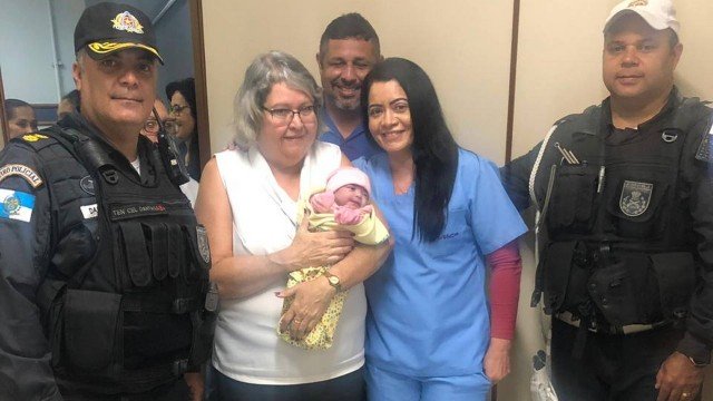 Bebê é abandonada dentro de caixa de sapato perto de sacos de lixo