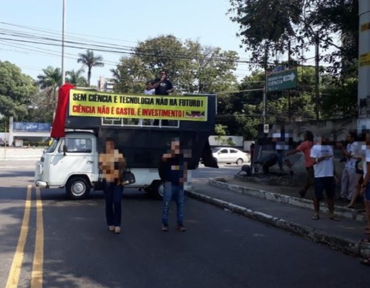 Servidores do Inpa paralisam trânsito em avenidas de Manaus durante manifestação
