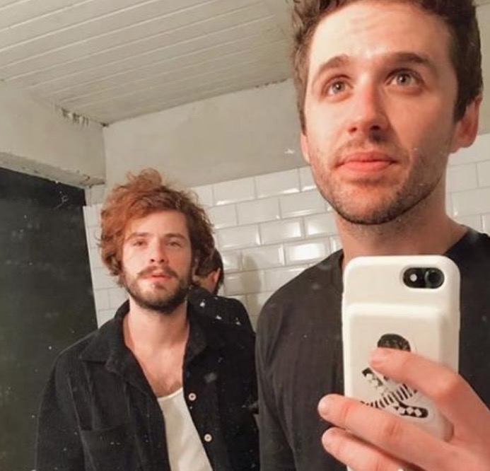 Após serem flagrados aos beijos, Gil Coelho se declara para Maurício Destri