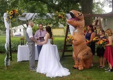 Madrinha aparece no casamento da irmã fantasiada de T-Rex 