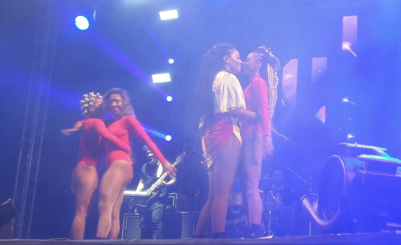 Em Manaus, Ludmilla tasca beijo em namorada no palco durante show