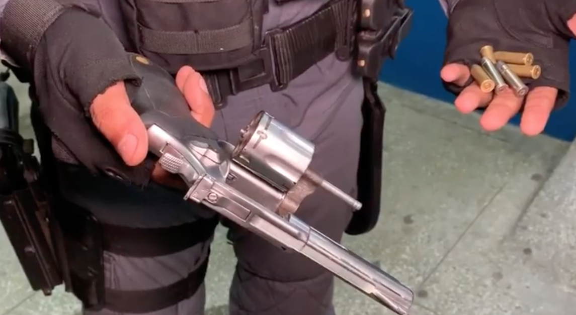 Mulher é detida por guardar arma dentro de residência em Manaus